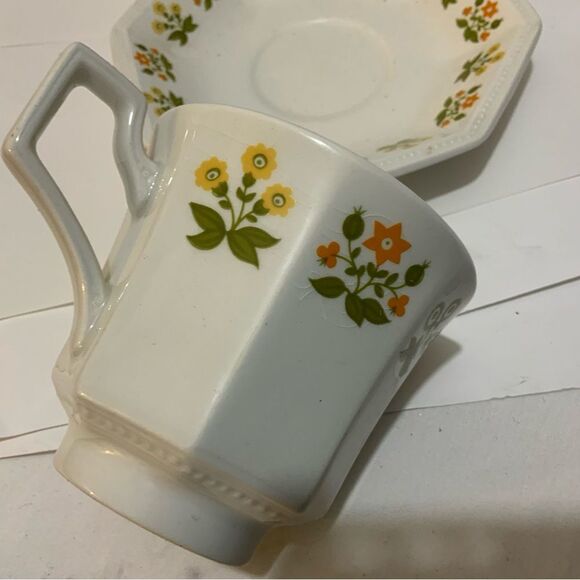 Vintage Johnson Bros. Heritage Posy Cups and Saucers, Set of 4 - Picture 7 of 11